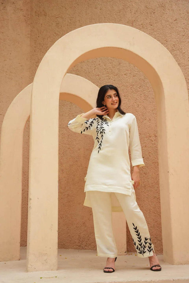 Minimalist Embroidered Straight Kurta with Collared Neck & Leaf Detailing निवारा (NIVARA)